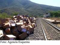Mercancía de importación quedó a un costado de las vías del tren de carga luego que un grupo armado lo asaltó en la región de Infiernillo del puerto Lázaro Cárdenas