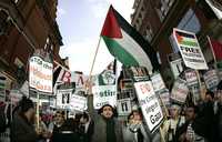 Simpatizantes palestinos protestan cerca de la embajada de Israel en Londres contra la ofensiva lanzada por el ejército israelí en la franja de Gaza. También hubo manifestaciones de repudio en París, Madrid y Caracas, entre otras ciudades