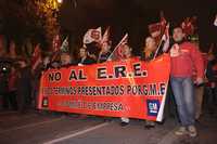 Trabajadores de General Motors protestan contra los propósitos de la compañía de recortar más de cien plazas en Zaragoza, España
