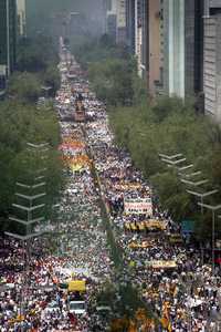 Aspecto de la marcha por la defensa del petróleo, a su paso por el Paseo de la Reforma, realizada el 27 de abril pasado