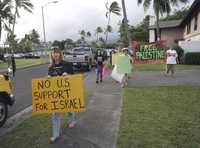 Estadunidenses se manifiestan contra la agresión armada israelí a los palestinos en la franja de Gaza, ayer frente a la residencia en Kailua, Hawai, donde vacaciona el presidente electo Barack Obama
