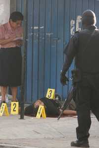 En la ciudad de Oaxaca, policías estatales balearon a un individuo que iba en una camioneta y bajó para tratar de huir luego de verse acorralado por un gran dispositivo de seguridad
