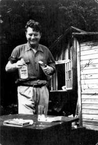 El escritor en su cabaña en Dollarton, al norte de Vancouver, en Canadá