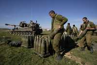 Artilleros israelíes se preparan para proseguir los ataques contra la franja de Gaza, ayer, en el inicio de la segunda semana de dicha ofensiva
