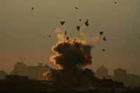 Durante la explosión de un proyectil lanzado por el ejército de Israel sobre la zona de Gaza