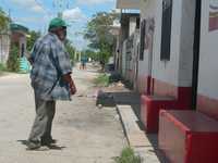 Un habitante de la comunidad de Santa María, de la ciudad oriental de Tizimín, camina hacia el local al que se le otorgó un permiso para vender cervezas