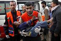 Un menor palestino herido durante la ofensiva israelí en Gaza llega a un hosptial en Beit Lahiya
