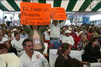 Asistentes al encuentro nacional de la CNC mostraron pancartas para manifestar su descontento por la política de Felipe Calderón para el campo