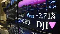 El tablero electrónico de la bolsa de valores de Nueva York muestra caída de 2.71 por ciento del Dow Jones