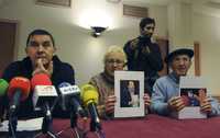 Arnaldo Otegi, Arantza Urkaregi y Tasio Erkizia, miembros de la ilegalizada coalición Batasuna, sostienen fotografías de líderes nacionalistas vascos encarcelados, ayer durante una rueda de prensa en San Sebastián