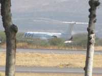 El avión Fokker-100 de la aerolínea Mexicana-Click fue inspeccionado por personal especializado en detección de artefactos explosivos en la pista de aterrizaje del Aeropuerto Internacional de San Luis Potosí