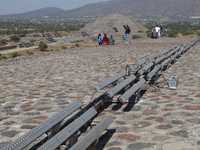 Vista parcial de las luminarias instaladas en la Pirámide del Sol, las cuales han causado daño a ese patrimonio cultural