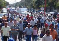 Unos 2 mil pescadores de altamar y de ribera marcharon del muelle pesquero de Salina Cruz, Oaxaca, hasta la refinería de Pemex, donde se enfrentaron con trabajadores de la paraestatal