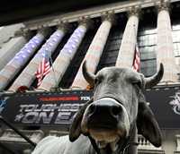 Un toro fue expuesto ayer frente a la bolsa de Nueva York como parte de una promoción