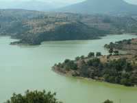 La presa Madín, en Atizapán de Zaragoza, estado de México, es una de las que abastecen al sistema Cutzamala. Debido al bajo nivel de almacenamiento de los embalses, la Conagua recortará el suministro a 13 municipios mexiquenses y a 10 delegaciones del Distrito Federal