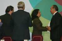 El presidente Felipe Calderón entrega el premio de 300 mil pesos a Cecilia Velázquez