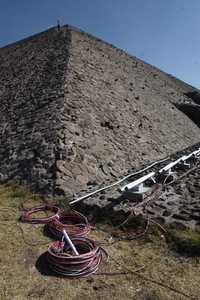 Trabajos de cableado e instalación de soportes para luminarias, este jueves en Teotihuacán