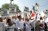 Miembros de la comunidad judía en México se manifestaron afuera de la embajada de Israel, ubicada en Lomas de Chapultepec