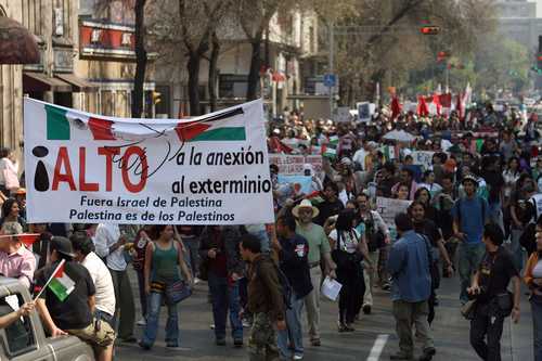 Cientos de personas marcharon del Hemiciclo a Juárez hacia la embajada estadunidense, ubicada en Paseo de la Reforma, en apoyo al pueblo palestino