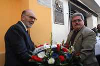 Antonio del Conde, El Cuate, y el embajador de Cuba en México, Manuel Aguilera, colocan la ofrenda floral en el lugar donde fue asesinado hace 80 años Julio Antonio Mella