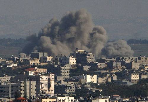 Aspecto de un sector bombardeado ayer en la ciudad de Gaza, desde el centro de operaciones militares de Israel en la urbe palestina