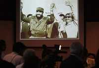 Estudiantes cubanos, palestinos y latinoamericanos presencian en La Habana una reseña sobre Fidel Castro y el fallecido líder Yasser Arafat, ayer durante una reunión de condena a la invasión de Israel a Palestina