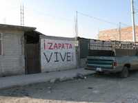 La colonia Emiliano Zapata, de Irapuato, Guanajuato, carece de servicio del drenaje y sus calles se encuentran sin pavimentar, a pesar de que el gobierno del estado prometió dotarla de estos servicios