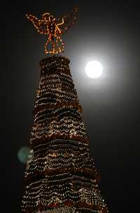 La victoria alada que coronaba el árbol de Navidad del Zócalo fue el último adorno que se apagó