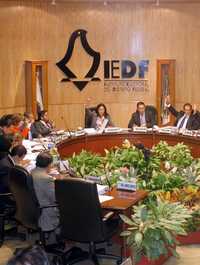 El Consejo General del Instituto Electoral del Distrito Federal, durante la sesión extraordinaria en la que aprobó los recursos que ejercerán este año los partidos