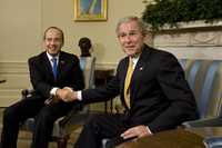 Los presidentes Felipe Calderón y George W. Bush, en el salón Oval de la Casa Blanca
