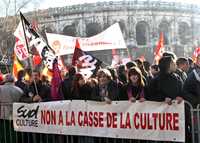 Centenares de personas se manifestaron en la ciudad francesa de Nimes, ayer, contra "la destrucción de la cultura" que reprochan al gobierno del presidente Nicolas Sarkozy