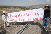 Trabajadores sindicalizados del INAH, el pasado lunes, durante la protesta contra el proyecto Resplandor teotihuacano 