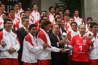 Felipe Calderón, Valentín Diez y el equipo Toluca posan en la residencia presidencial