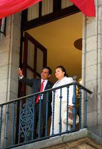 El mandatario de Veracruz, Fidel Herrera Beltrán, y la lideresa del SNTE, Elba Esther Gordillo Morales, en el balcón del palacio de gobierno en Jalapa, luego de suscribir la Alianza por la Calidad de la Educación, el 21 de julio de 2008