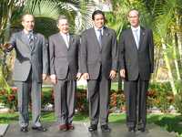 Felipe Calderón, Álvaro Uribe, Martín Torrijos y Álvaro Colom ayer en Panamá
