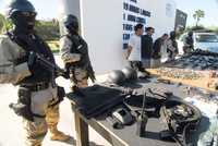Presentación de los tres detenidos ayer en posesión de armas y parque en Tijuana