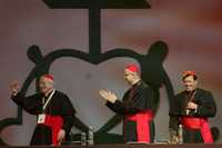 Los cardenales Ennio Antonelli, Tarcisio Bertone y Norberto Rivera durante el Encuentro Mundial de las Familias