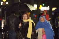 Los abrigos y paraguas se vieron en gran parte de la capital