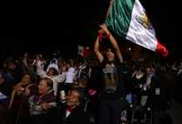 Un hombre ondea una bandera mexicana durante la reunión con motivo del sexto Encuentro Mundial de las Familias que se realizó ayer en el atrio de la Basílica de Guadalupe