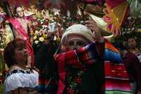 FIESTA EN CHIAPA DE CORZO. Habitantes de Chiapa de Corzo, Chiapas, continúan con la fiesta que empezó el día 8 de este mes y culmina el próximo 23. Ayer desfilaron los Parachicos, quienes, con máscaras talladas en madera, representan a los españoles conquistadores y veneran a San Sebastián Mártir. Al terminar el día, baila el patrón parachico en el panteón municipal frente a la tumba de su antecesor