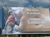 Anuncios espectaculares en los que se promueve a la ciudad de Guanajuato como "capital del beso" fueron colocados en las carreteras de ese municipio