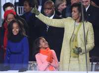 Michelle Obama, esposa del presidente de Estados Unidos, con sus hijas, Sasha y Malia, durante el desfile en Washington tras la toma de posesión