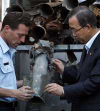 Micky Rosenfeld (izquierda), vocero del departamento de policía de Israel, muestra al secretario general de Naciones Unidas, Ban Ki-moon, partes de un cohete lanzado por supuestos integrantes de Hamas contra oficinas de las fuerzas de seguridad de Tel Aviv en la ciudad de Sderot