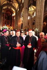 El cardenal Norberto Rivera y el emisario papal, Tarcisio Bertone (centro) durante un recorrido por la Catedral Metropolitana