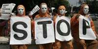 Defensores de los derechos humanos se manifestaron ayer frente a la embajada de Estados Unidos en Yakarta, Indonesia, para pedir al presidente Barack Obama el fin de la tortura y el cierre de la prisión de Guantánamo