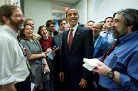 Barack Obama durante una sorpresiva visita ayer a la sala de prensa de la Casa Blanca