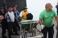 Paramédicos auxilian a uno de los heridos tras el motín ocurrido ayer en el penal de Matamoros, donde hubo dos muertos y 35 heridos