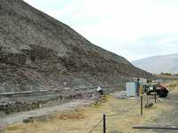 Algunas canaletas todavía no fueron desmontadas de las piedras de la obra prehispánica en Teotihuacán