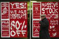 Tiendas en Croydon, en el sur de Londres, anuncian descuentos de 80 por ciento