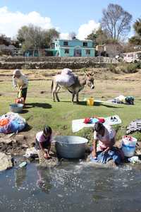 Un grupo de mujeres en el estado de México lavan ropa con el agua de la presa Villa Victoria del Sistema Cutzamala